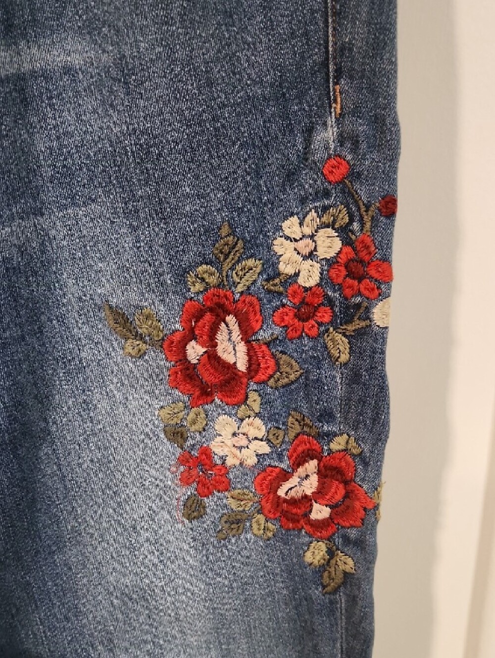 Express Women's Medium Blue Skinny Jeans with Red Floral Embroidery - Picture 2 of 4